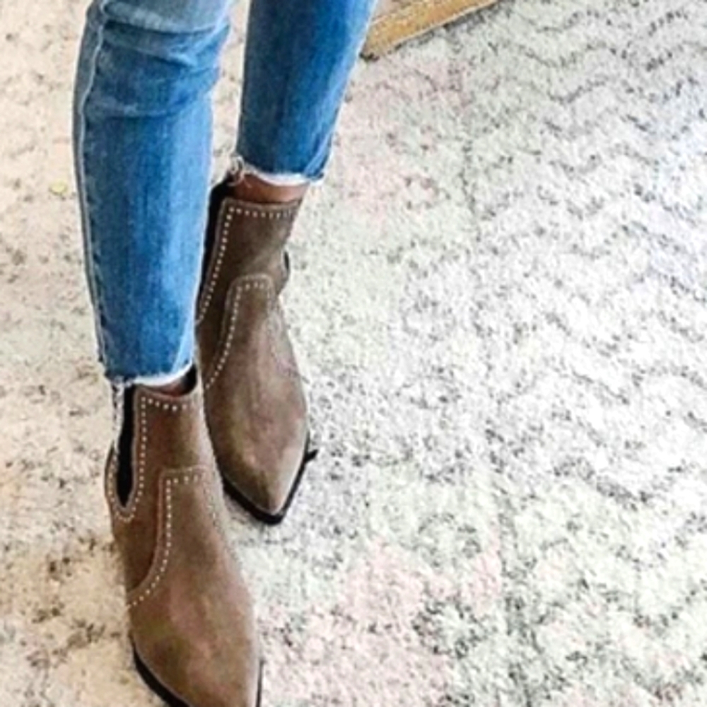 ‼️SALE! READ FOR DETAILS‼️PAIGE WILLA STUDDED CHELSEA BOOTIE SZ 5